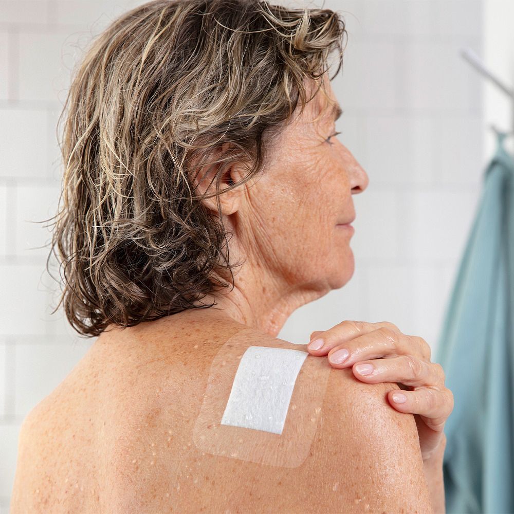 Leukoplast Leukomed T Plus Skin Sensitive, medicazione trasparente sulla pelle di una persona.