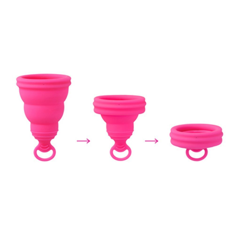 Tre coppette mestruali rosa mostrate in diverse fasi di apertura.