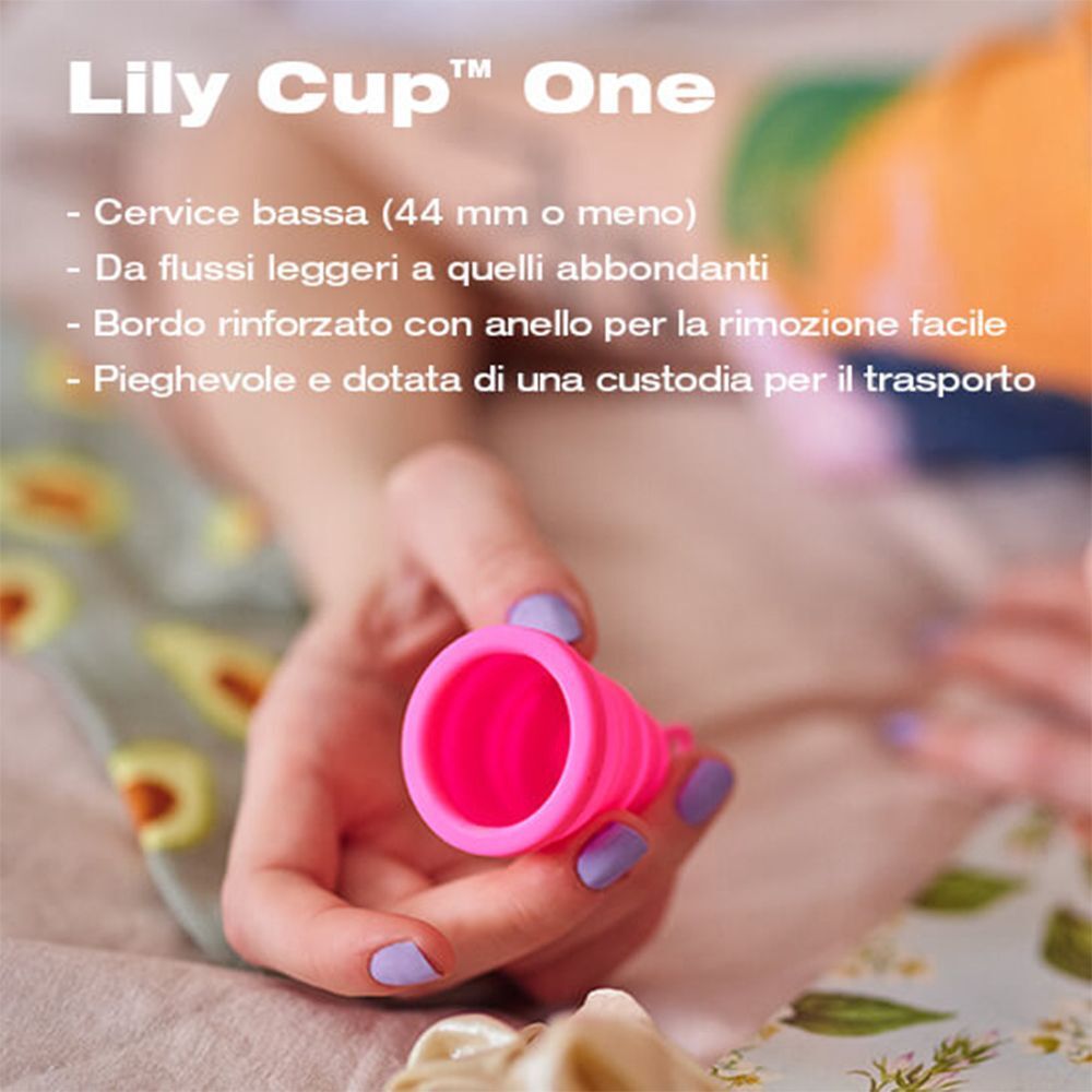 Una mano tiene una coppetta mestruale rosa pieghevole con anello.