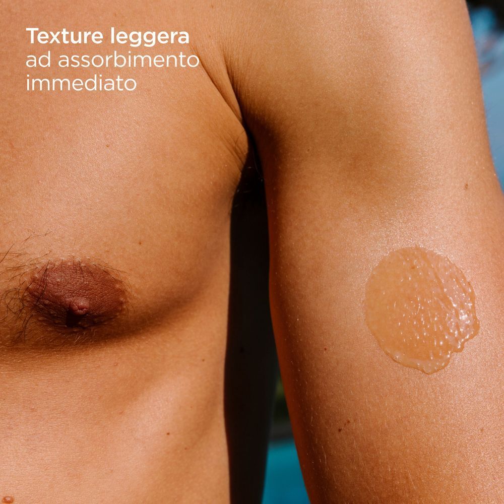 Texture ISDIN Fotoprotector Transparent Spray SPF 30 su pelle, assorbimento immediato.