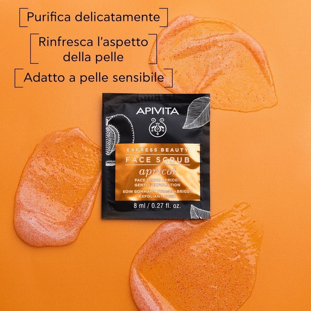 Una bustina APIVITA EXPRESS BEAUTY Scrub Viso con Albicocca, circondata da crema di albicocca.