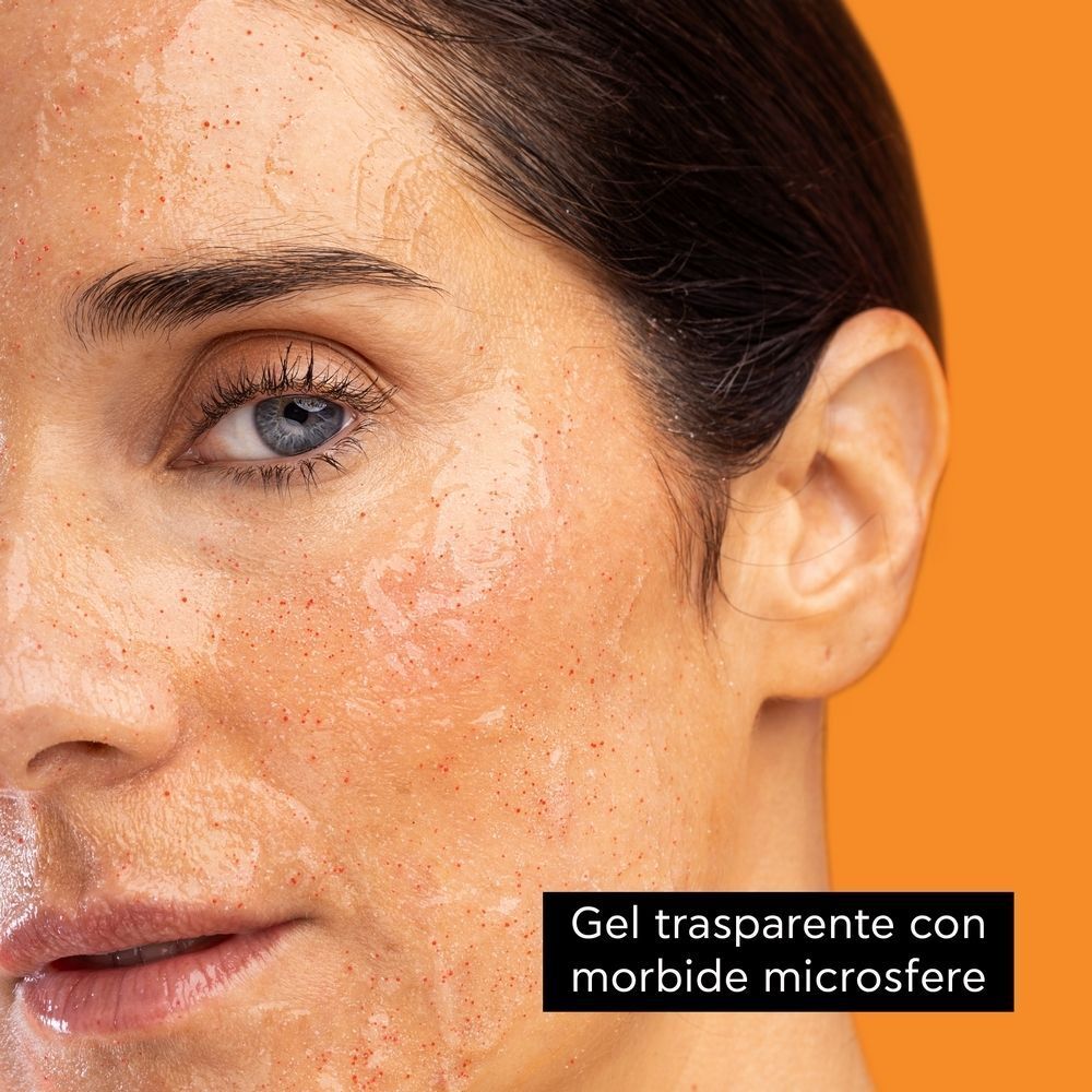 Primo piano di un viso con APIVITA EXPRESS BEAUTY Scrub Viso con Albicocca.