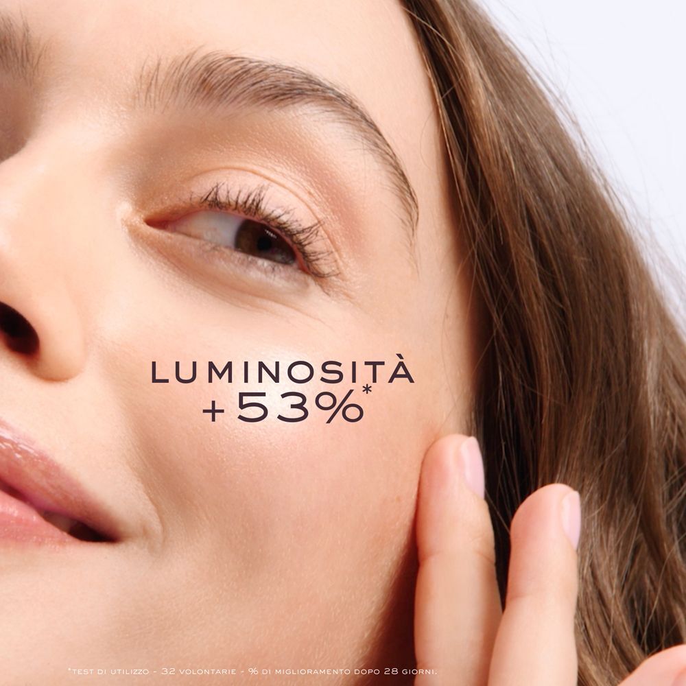 Primo piano di un viso con testo 'LUMINOSITÀ +53%'.