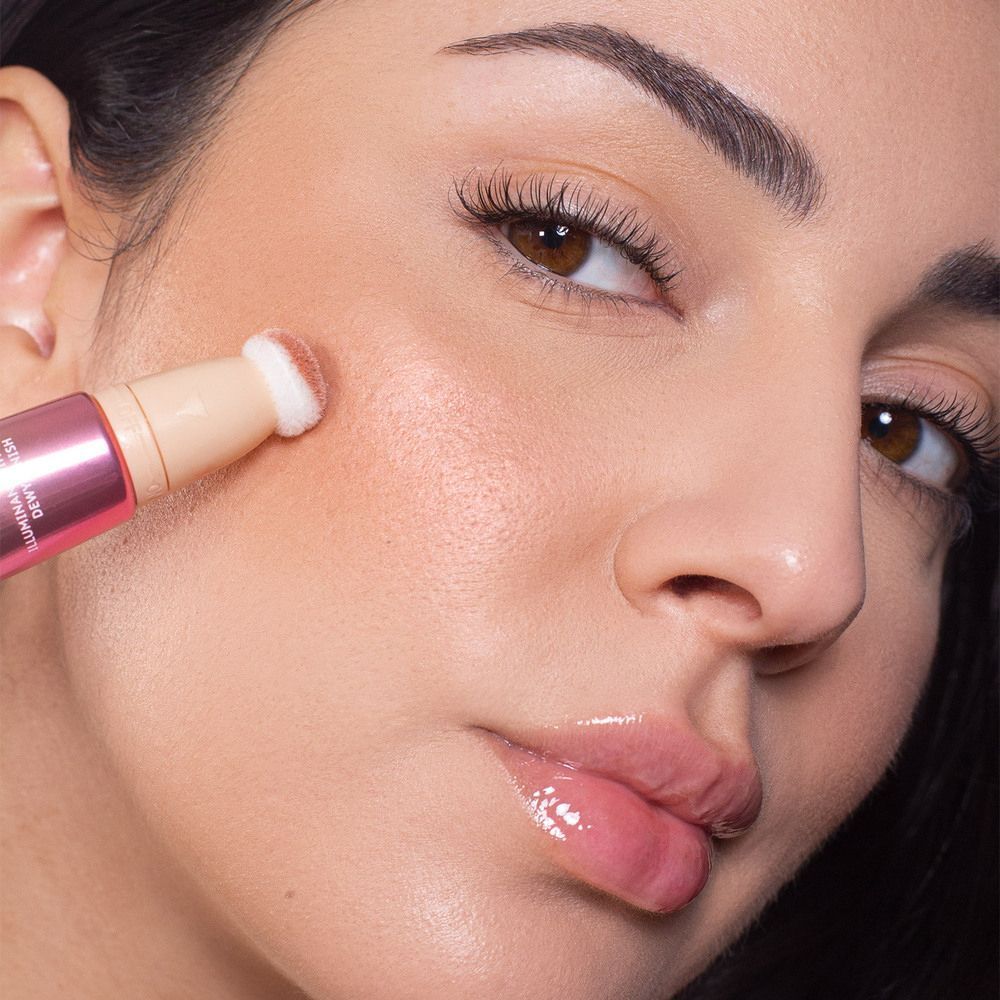 Una donna applica ASTRA Make-Up Light Therapy Illuminante Blush Liquido Tonalità 04 sulla sua guancia.