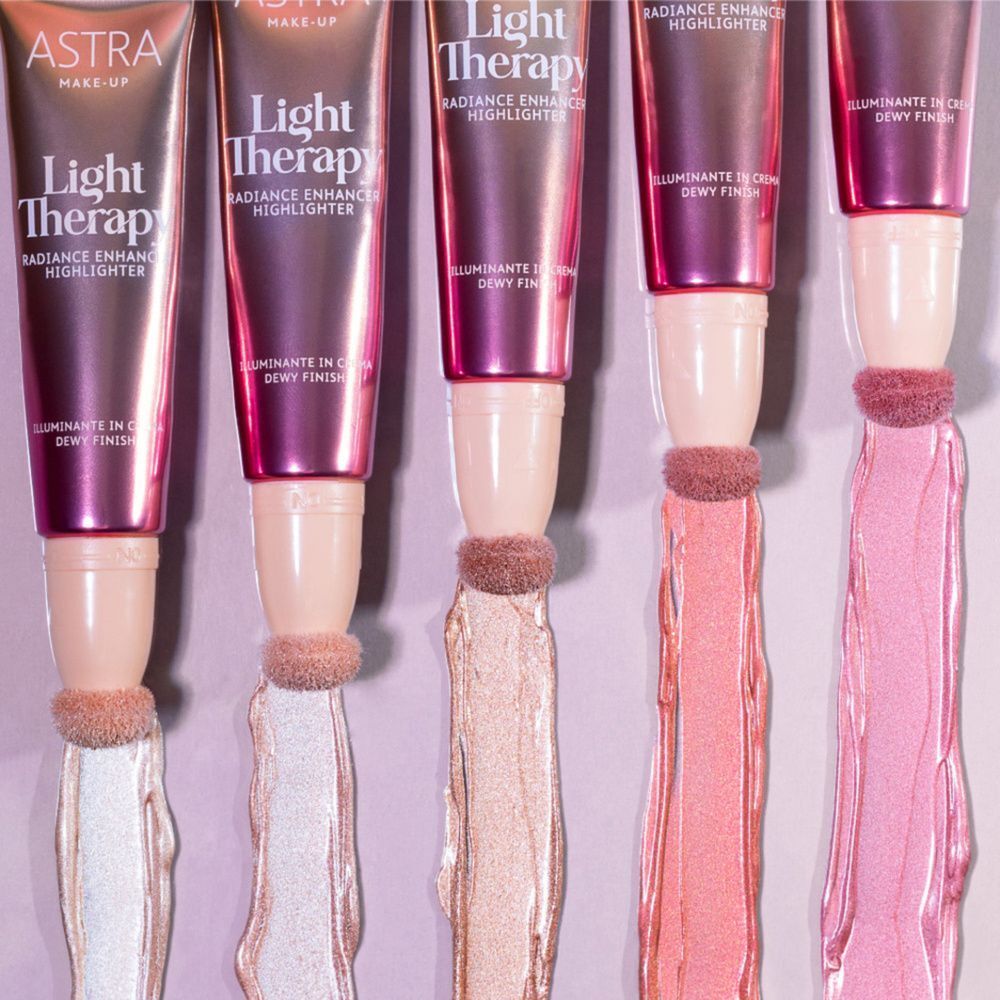 Cinque tubetti ASTRA Make-Up Light Therapy Illuminante Blush con applicatori e campionature colore.