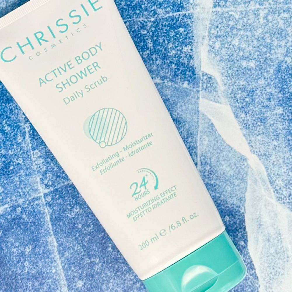 Primo piano di un tubo Chrissie Active Body Shower Daily Scrub con effetto idratante 24 ore.