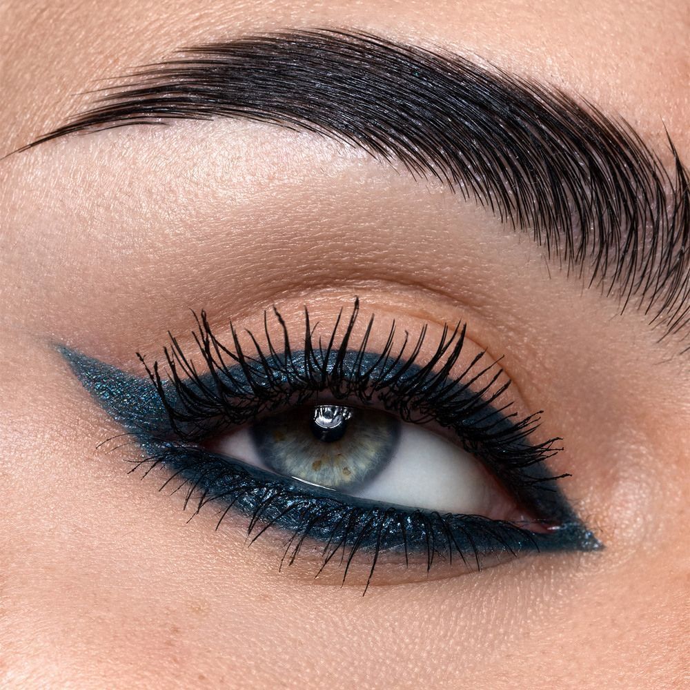 Un occhio con eyeliner e mascara blu scuro.
