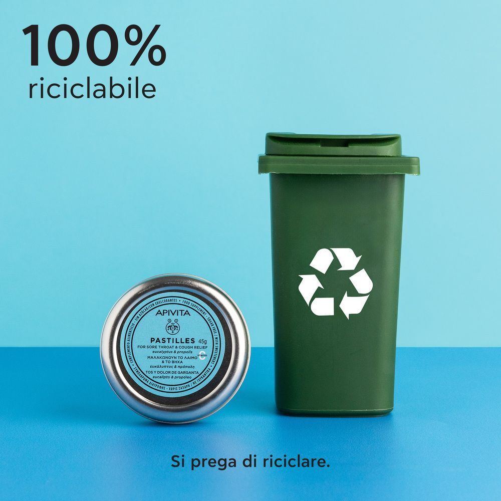 Scatola APIVITA Pastiglie accanto a un bidone di riciclaggio verde.