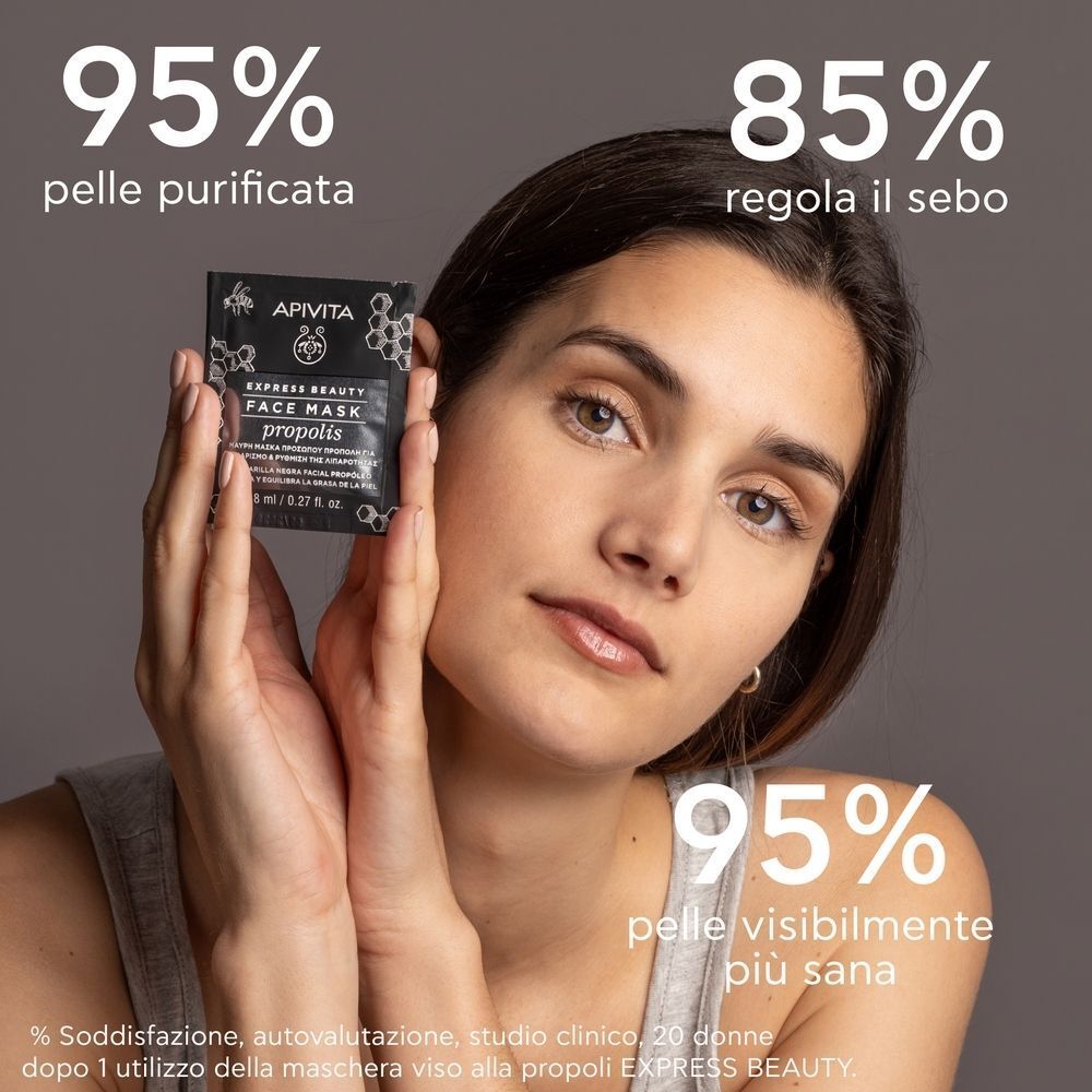 Donna che tiene una maschera viso APIVITA EXPRESS BEAUTY Propoli, 8 ml.