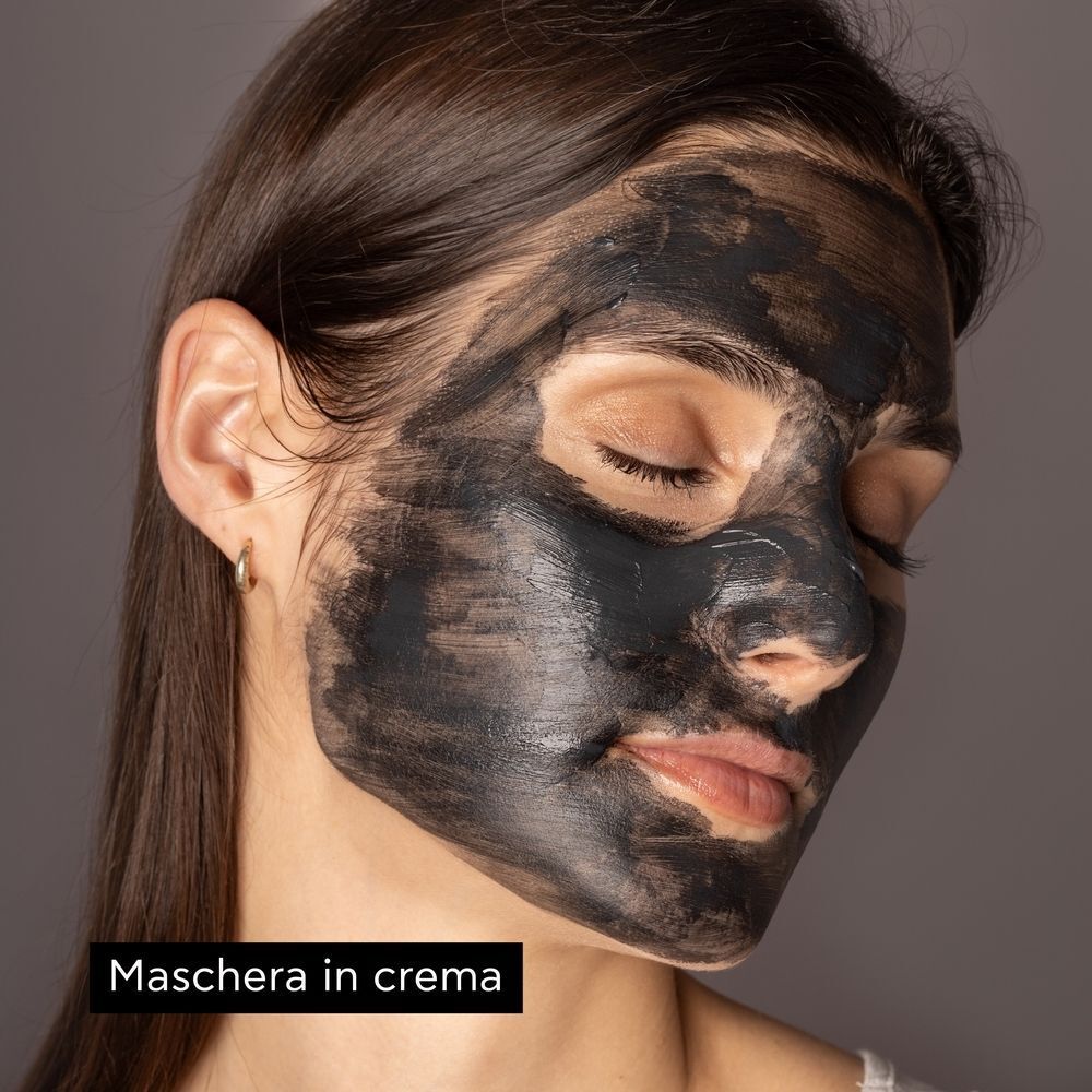 Donna con maschera viso APIVITA EXPRESS BEAUTY Propoli applicata.