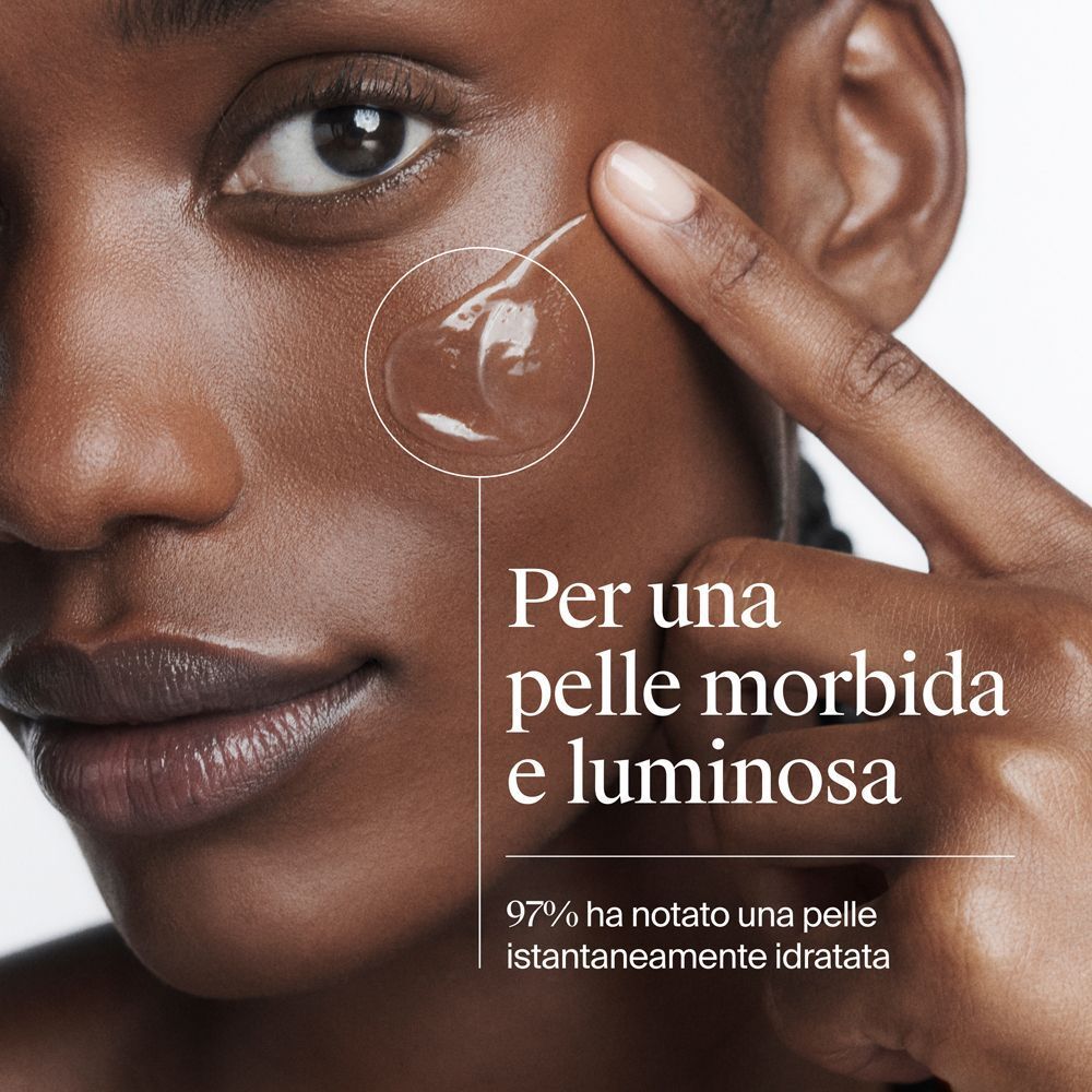 Primo piano di un viso che applica Neutrogena Hydro Boost Aqua Gel.