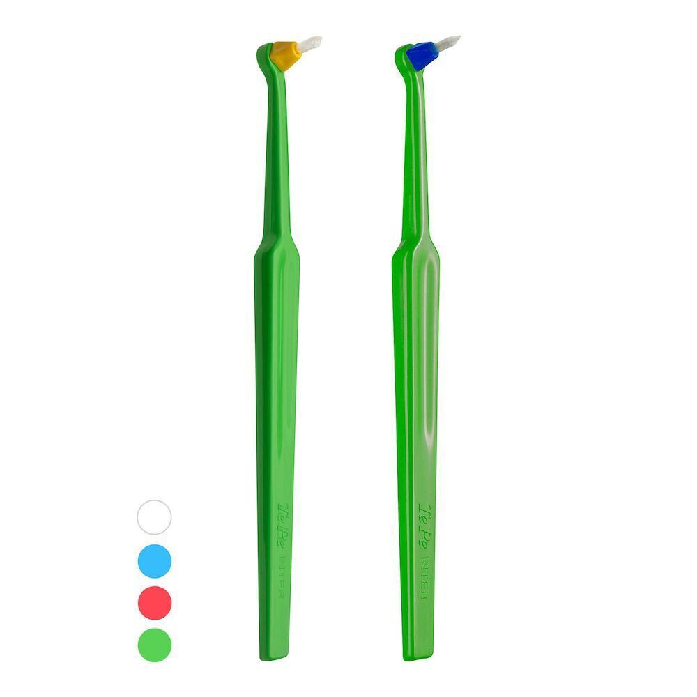 Due spazzolini interdentali TePe Interspace™ Medium, uno verde con punta gialla, uno verde con punta blu.