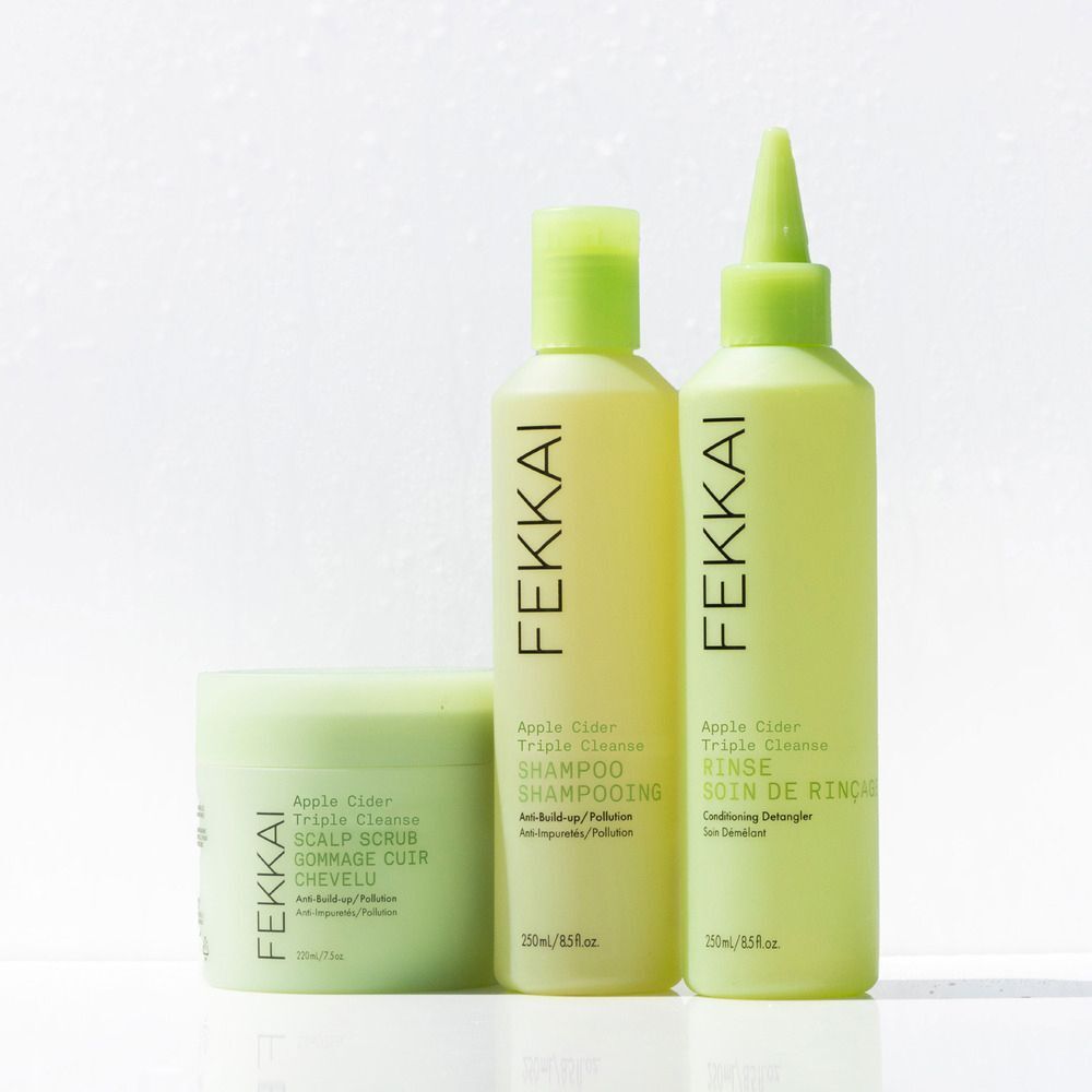 Fekkai Apple Cider Triple Cleanse Shampoo, Rinse e scrub per cuoio capelluto in confezione verde chiaro.