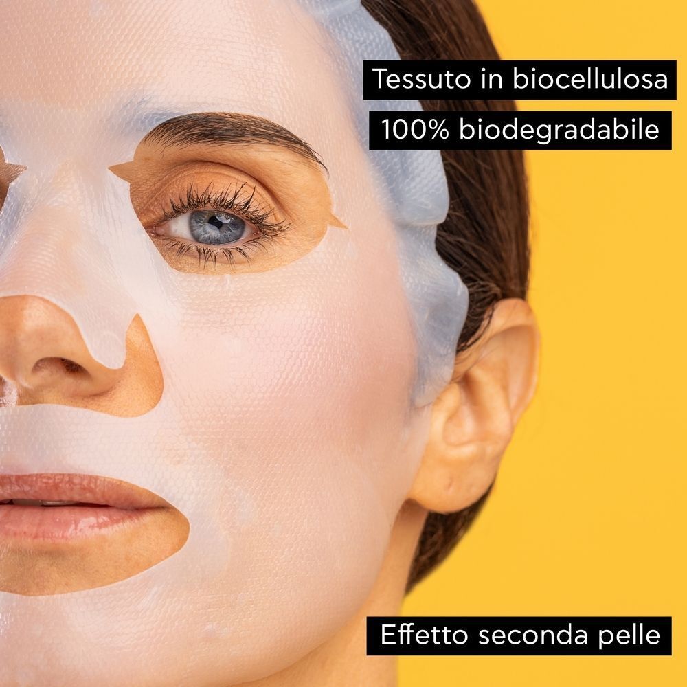 Donna con Maschera Viso Mastic APIVITA EXPRESS BEAUTY. Tessuto in biocellulosa, 100% biodegradabile.