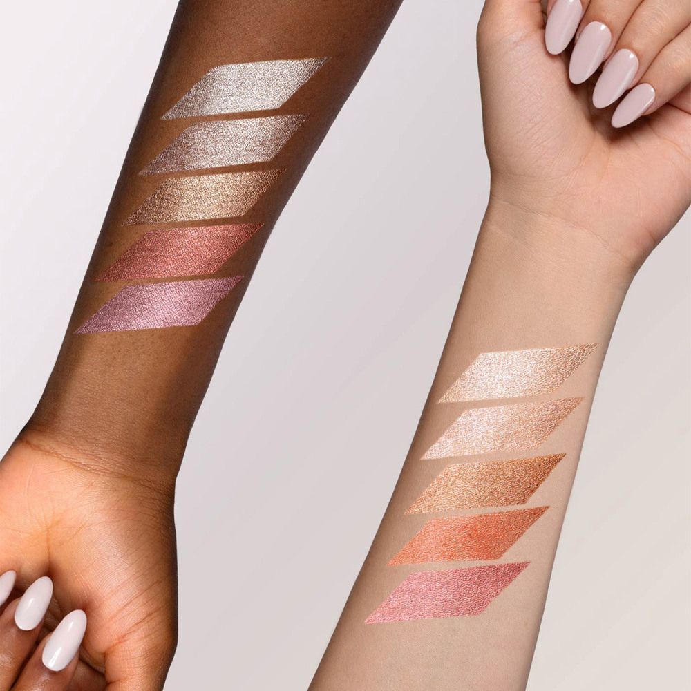 Campioni di colore ASTRA Make-Up Light Therapy Illuminante Blush su due tonalità di pelle.