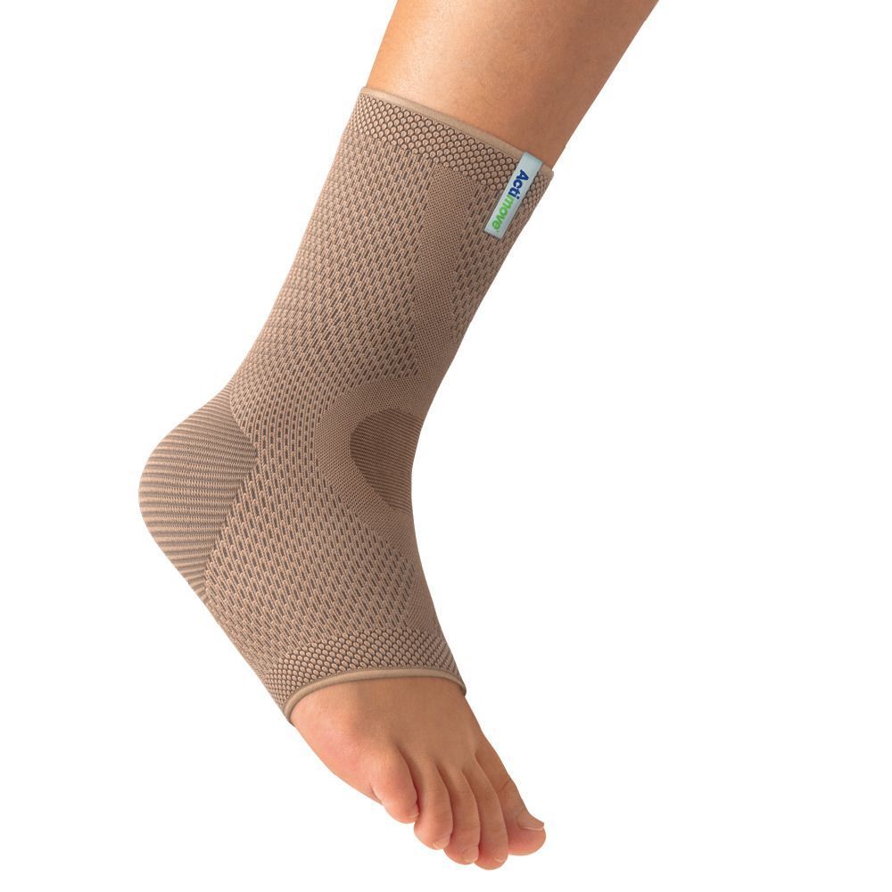 Actimove Everyday Supports Cavigliera Elastica L, cavigliera elastica indossata su un piede.