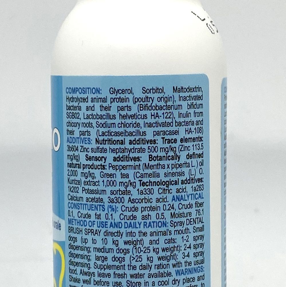 Primo piano dell'elenco degli ingredienti su un flacone spray per la cura dentale degli animali domestici.