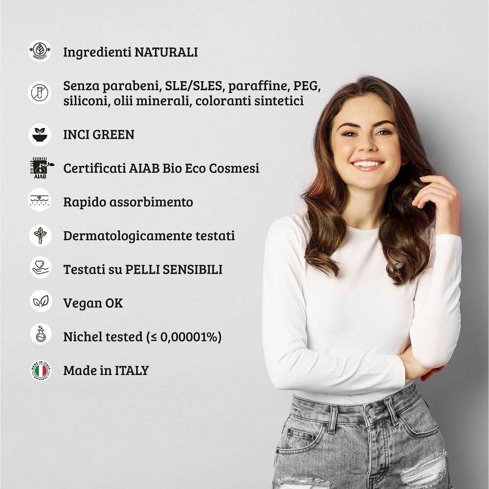 Donna sorridente accanto a un elenco di caratteristiche del prodotto come 'Testato dermatologicamente' e 'Vegano'.