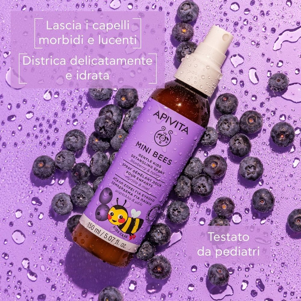 Spray Apivita Mini Bees con mirtilli e gocce d'acqua.
