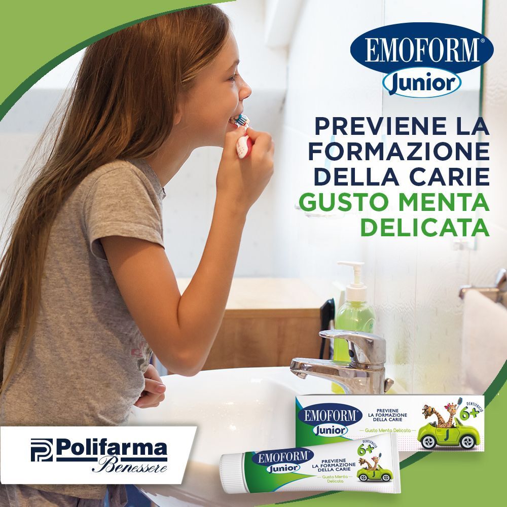 Bambina si lava i denti davanti a un lavandino, dentifricio Emoform Junior accanto.