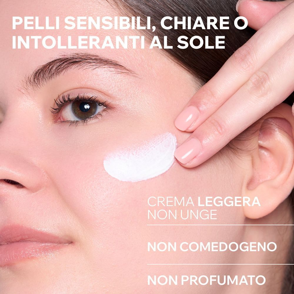 Una donna applica la crema minerale Uriage Bariésun SPF50+ sulla sua pelle.