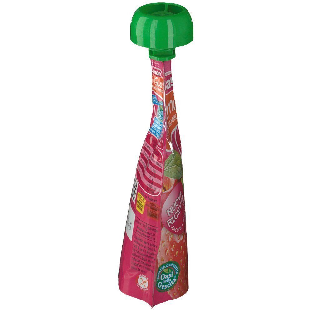 Plasmon Spremi e Gusta Mela Fragola pouch, vista laterale obliqua. Mostra l'imballaggio flessibile e il tappo verde.