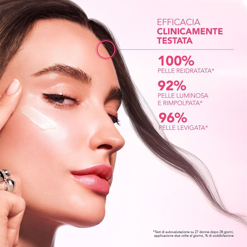 Donna applica la crema Lierac Glow Fresh. Efficacia clinicamente testata.
