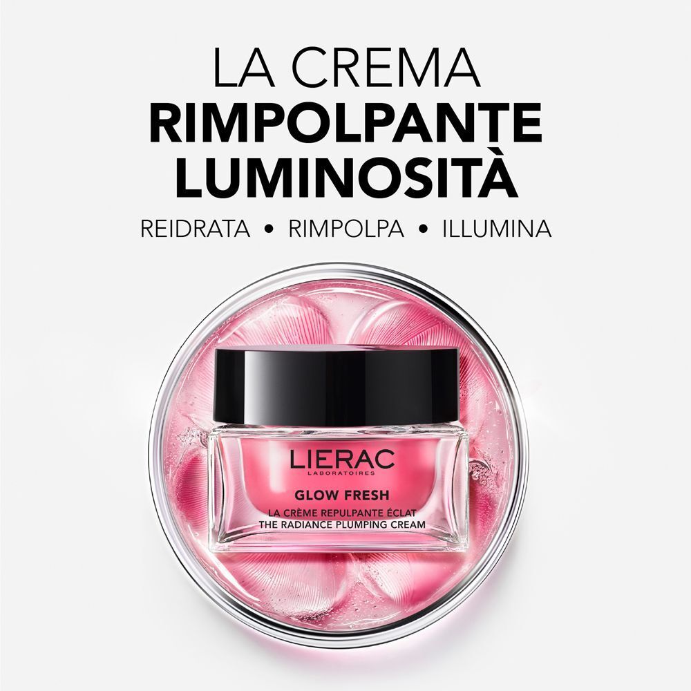 Crema Lierac Glow Fresh in un contenitore di vetro, circondata da petali rosa.