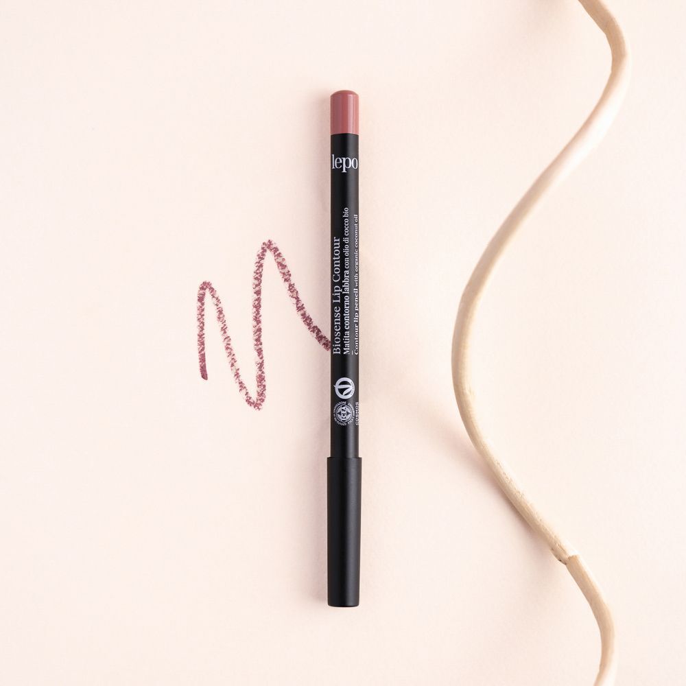 Una matita LEPO Biosense Lip Contour, tonalità 58 Rosa Naturale, con striscia di colore.