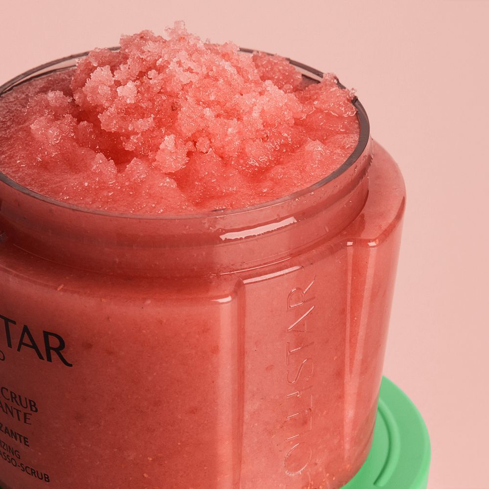 Primo piano di un barattolo aperto di Collistar Talasso-Scrub Rassodante Elasticizzante con scrub rosa.