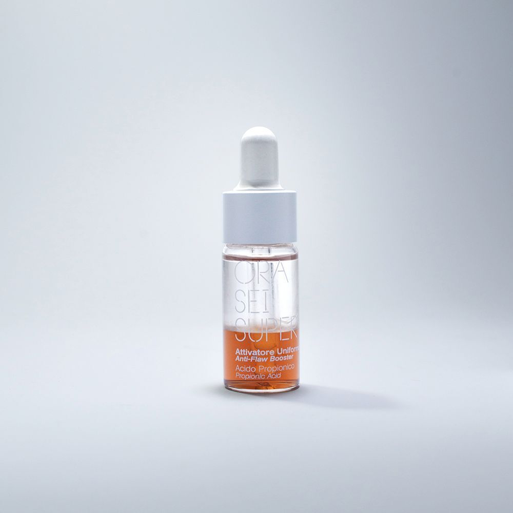 Flacone ORA SEI SUPER Bifase Uniformante con contagocce e liquido rosa.