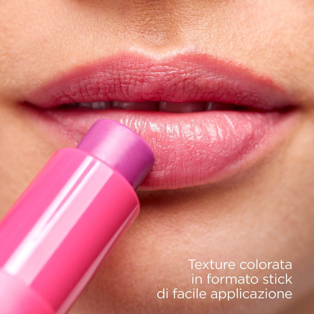 Applicazione di uno stick ISDIN Reparador Labial sulle labbra.