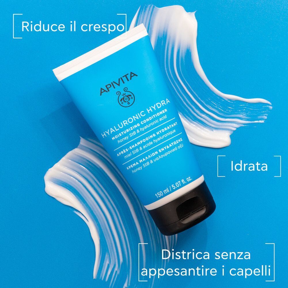 Apivita Hyaluronic Hydra Balsamo Idratante con schiuma bianca su sfondo blu.