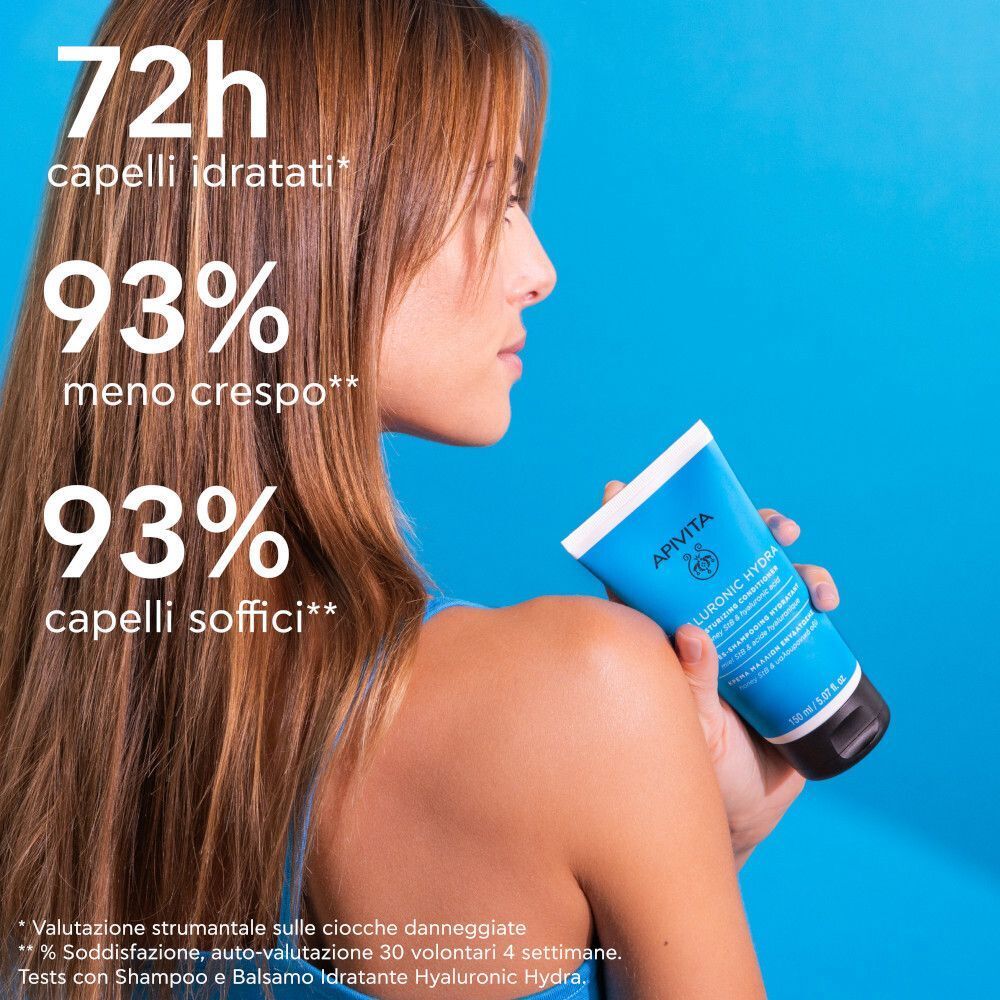 Donna con Apivita Hyaluronic Hydra Balsamo, mostra capelli idratati 72h.