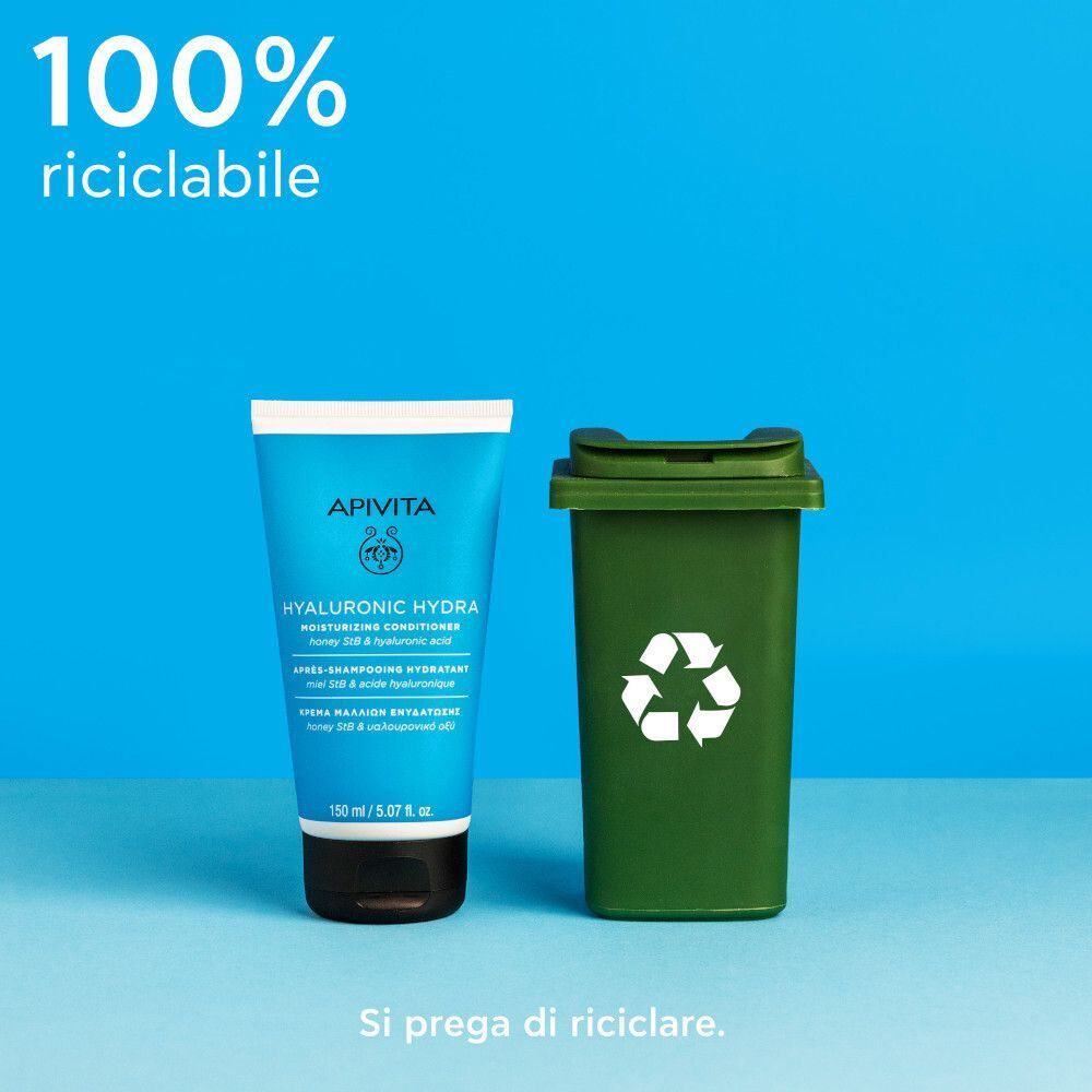 Apivita Hyaluronic Hydra Balsamo accanto a un bidone di riciclaggio, 100% riciclabile.