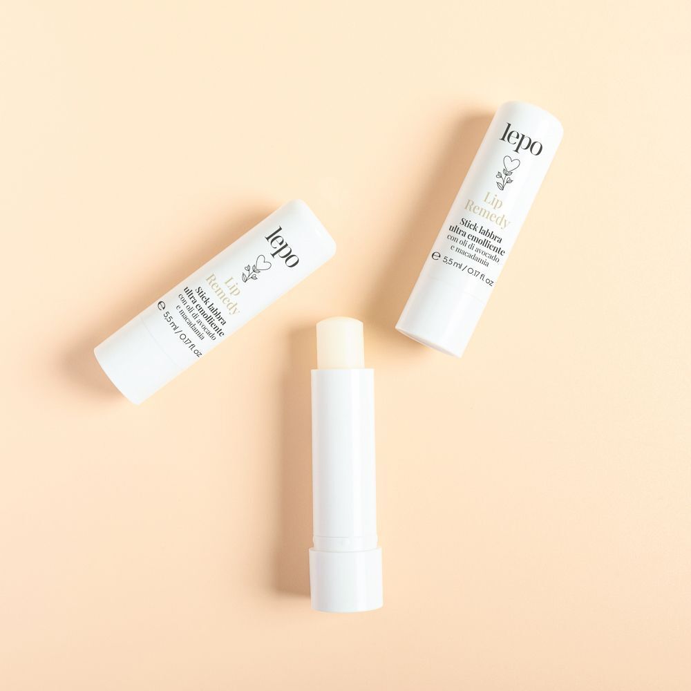 Tre stick LEPO Lip Remedy bianchi, uno aperto.
