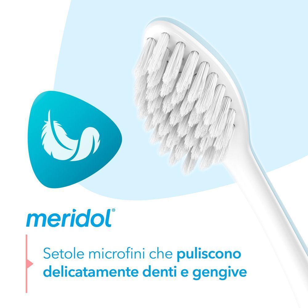 Primo piano della testina morbida di uno spazzolino meridol® con simbolo di piuma.