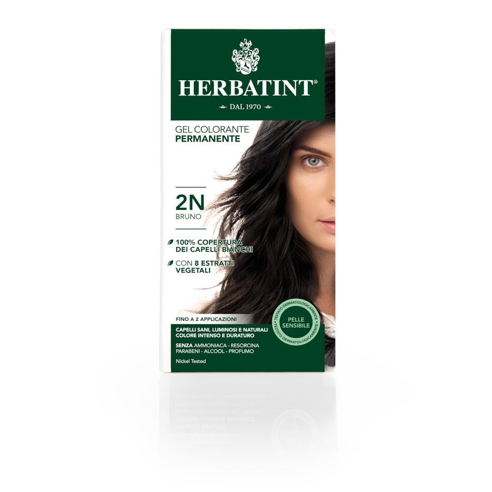 HERBATINT® 2N Bruno: Confezione di tinta permanente con immagine di donna, tonalità 2N Bruno ed estratti vegetali.
