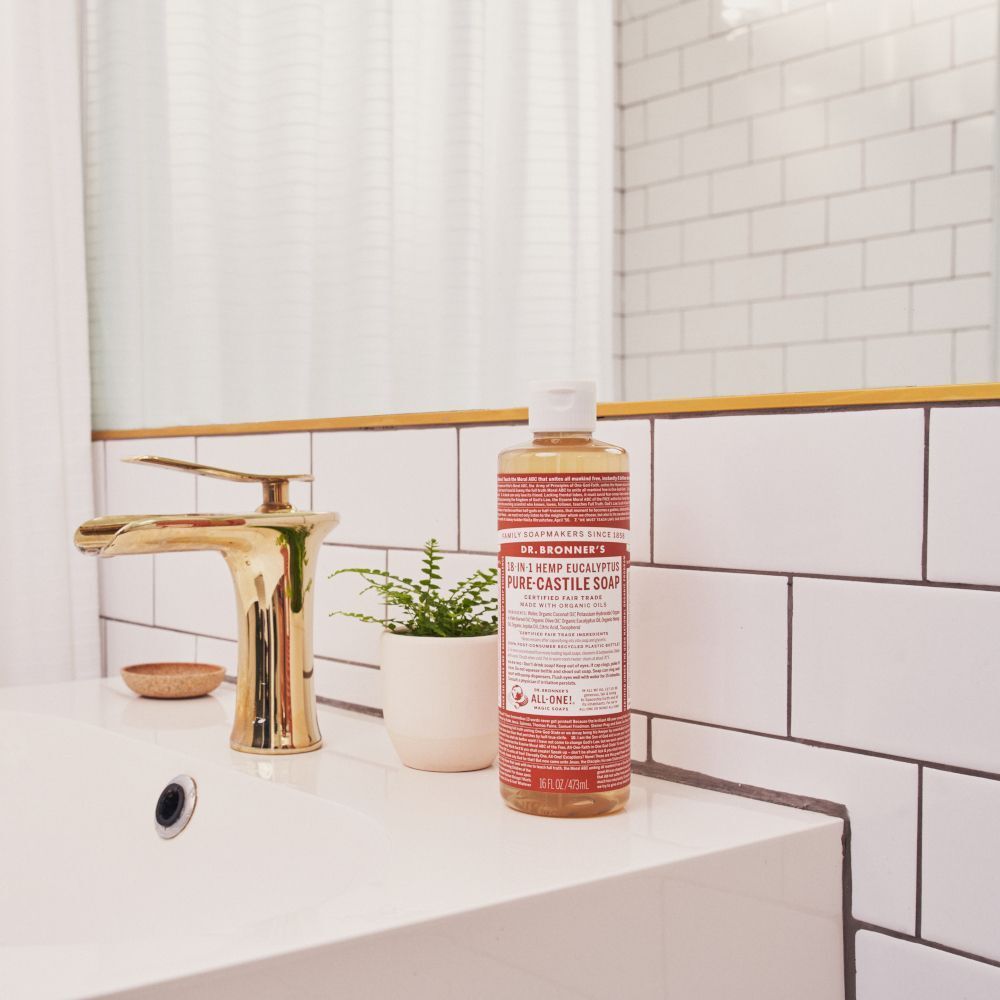Un flacone di Sapone Liquido Bio Eucalipto Dr. Bronner's 18-in-1 su un lavandino.