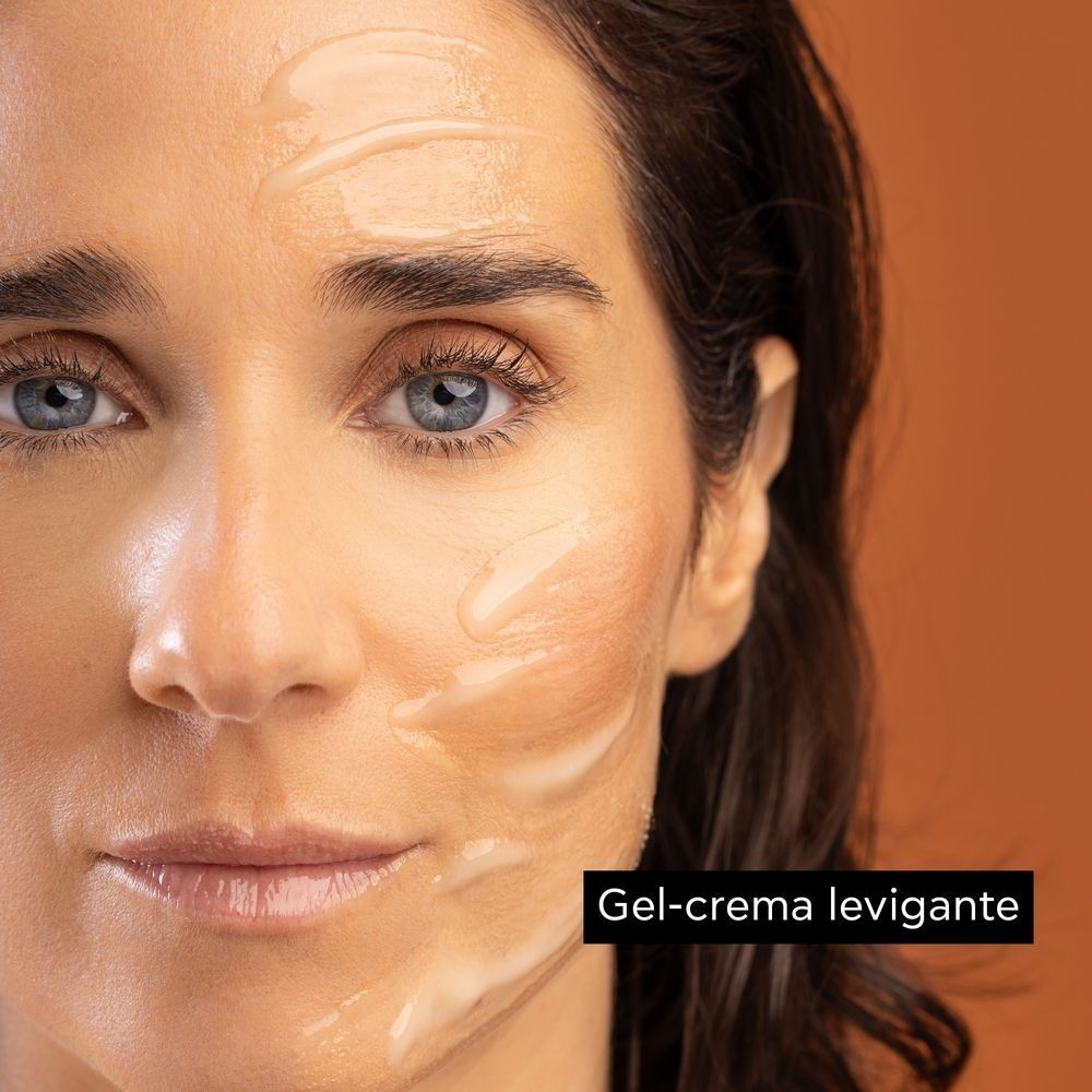 Viso di donna con maschera Apivita Royal Jelly applicata e testo.