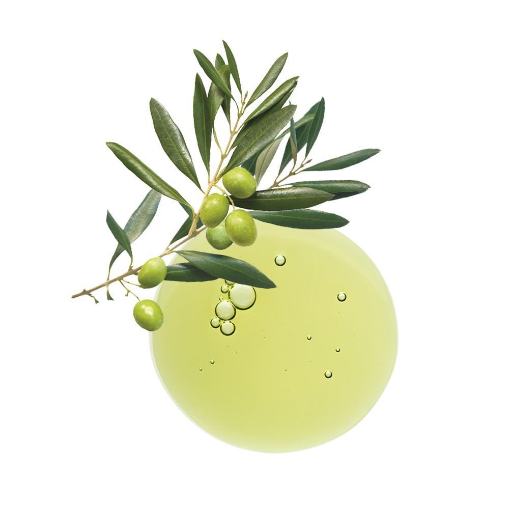 Una goccia di olio verde chiaro con bolle d'aria e un ramo d'ulivo con olive verdi.