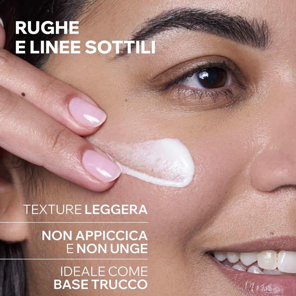 Una mano applica una crema leggera sul viso. Texture leggera, non appiccicosa.