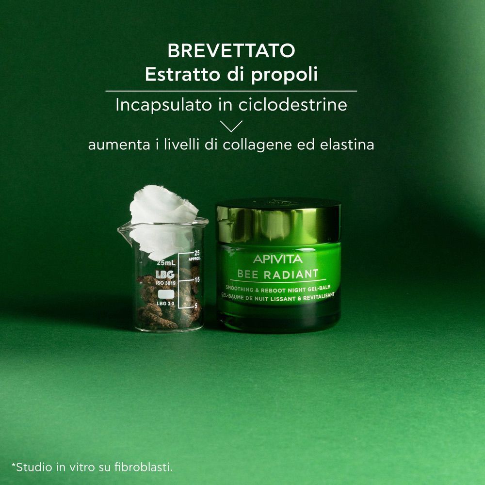 Campioni di crema su una guancia, etichettati 'Balsamo-gel leggero rigenerante'.