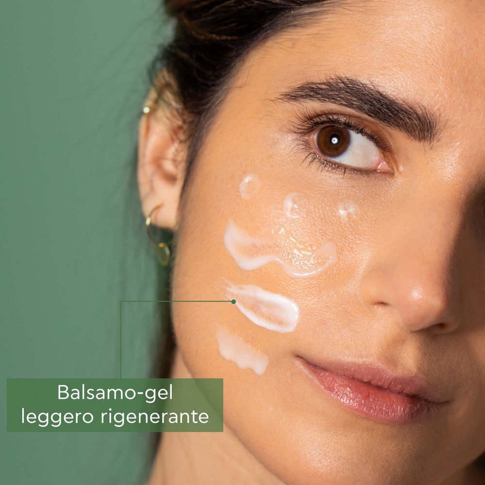 Contenitore verde per il riciclo accanto a un vasetto di balsamo-gel notte Apivita Bee Radiant.