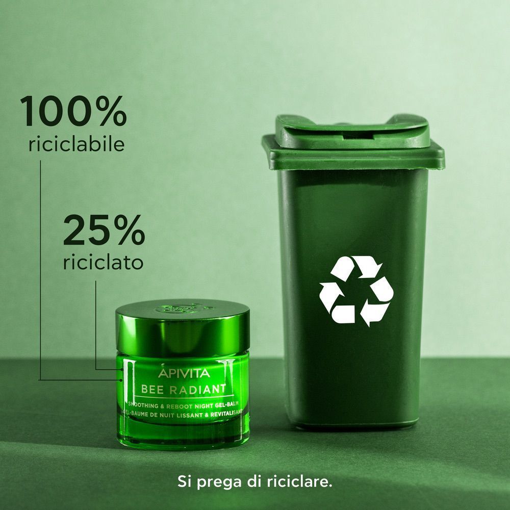 Vasetto verde di balsamo-gel notte Apivita Bee Radiant e la sua scatola.