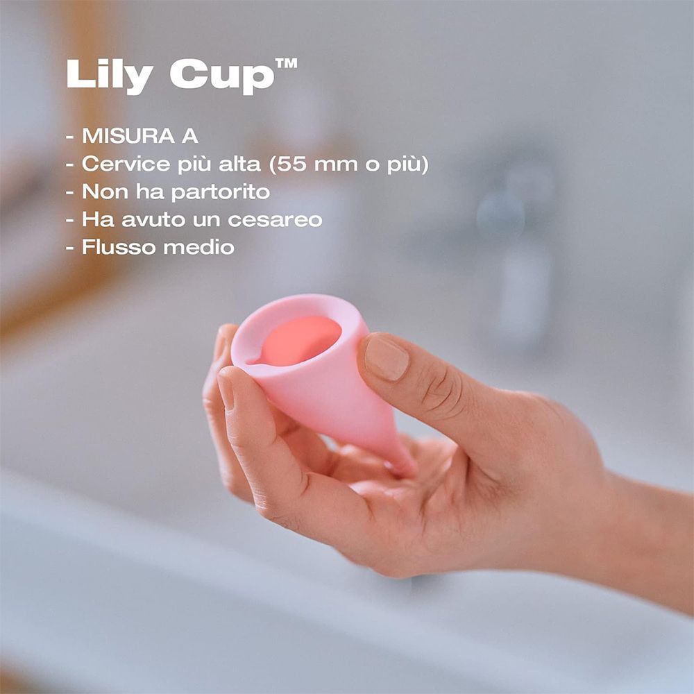 Mano che tiene una coppetta mestruale rosa, Misura A, per flusso medio.