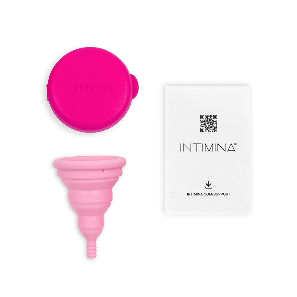 Contenuto della confezione INTIMINA Lily Cup Compact: coppetta, astuccio e istruzioni.