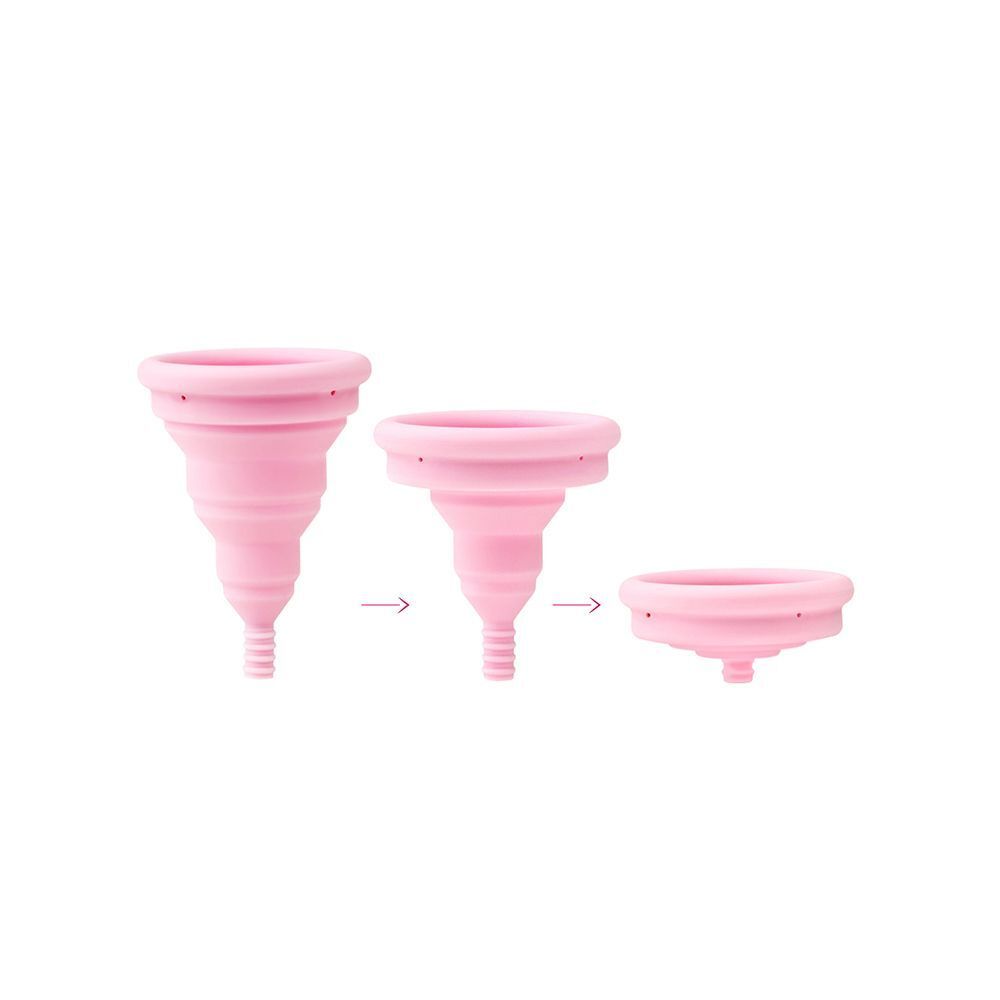 Tre viste di una coppetta mestruale pieghevole rosa, che ne mostrano la pieghevolezza.
