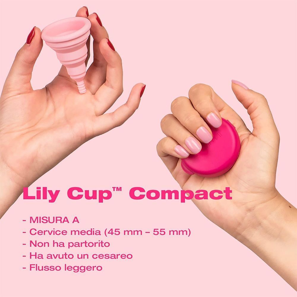 Mani che tengono una INTIMINA Lily Cup Compact rosa e il suo astuccio.