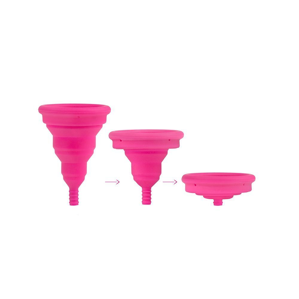 Illustrazione della piegatura di una coppetta mestruale rosa in tre passaggi.